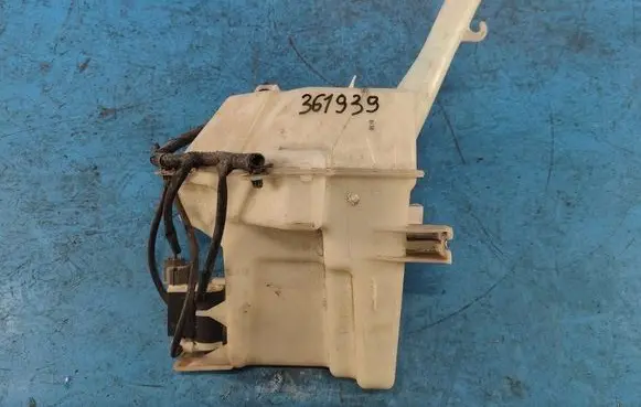 Hyundai Veloster Windshield washer fluid reservoir/tank 986102V000