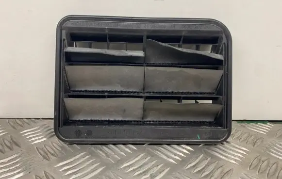 BMW 4 F36 Gran coupe Quarter panel pressure vent 9176945 64229176945