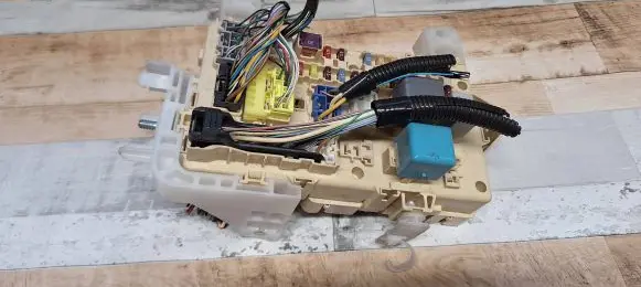 Toyota Corolla Verso AR10 Fuse module 905765 2441711493 06103123035103