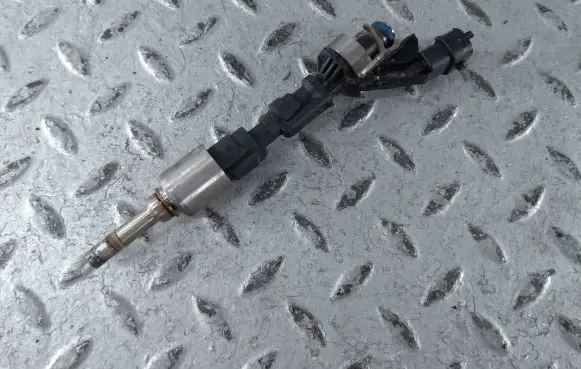 Jaguar XJ X351 Fuel injector 8W939F593AD 0261500105