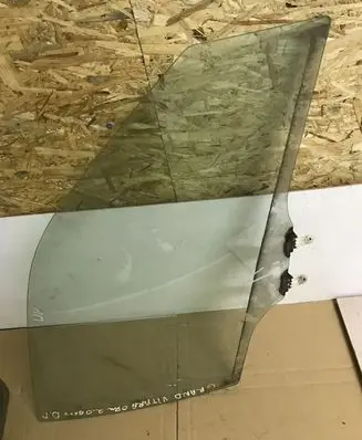 Suzuki Grand Vitara II Front door window glass four-door E643R00033