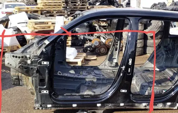 Mercedes-Benz EQB Pillar (middle) 