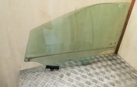 KIA Sportage Front door window glass four-door