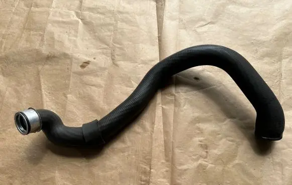 Mercedes-Benz C W203 Engine coolant pipe/hose 2035010082