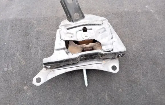 Toyota Prius (XW50) Engine mount bracket