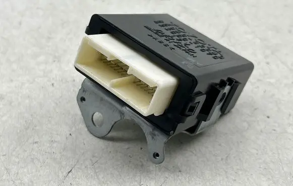 Toyota Auris 150 Window wiper relay 8594002040 4230001070