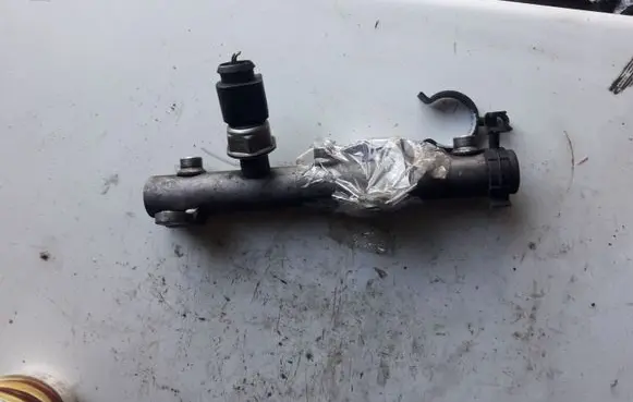 Audi A6 S6 C6 4F Fuel distributor 