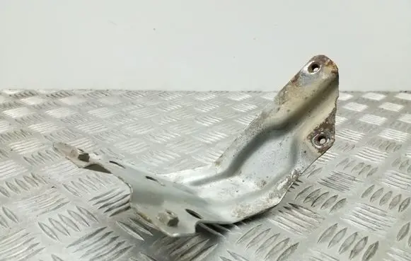 Volkswagen Eos Fender mounting bracket 1Q0821136