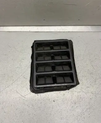 Quarter panel pressure vent