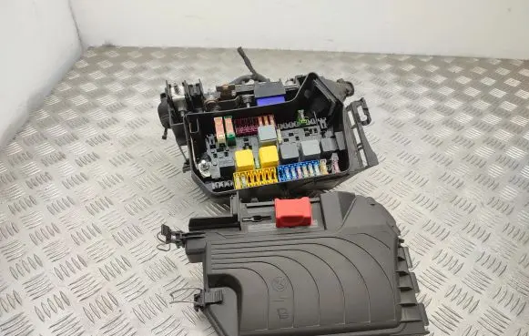 Mercedes-Benz B W246 W242 Fuse module A2465400182 A2469980601