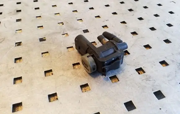Volkswagen Touareg I Turbo solenoid valve 1K0906283A