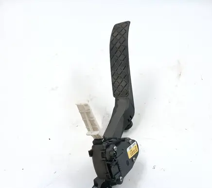 Accelerator throttle pedal