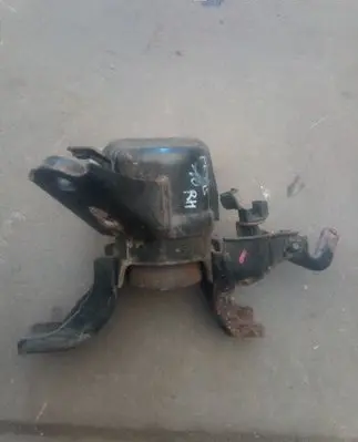 Toyota Prius (XW30) Engine mount bracket