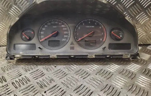 Volvo S60 Speedometer (instrument cluster) 8637994