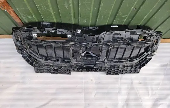 BMW 5 G60 G61 Radiator trim 5A09B52 116067113 18715610