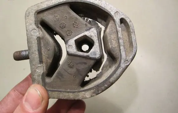 Volkswagen PASSAT B5 Engine mount bracket 09044620