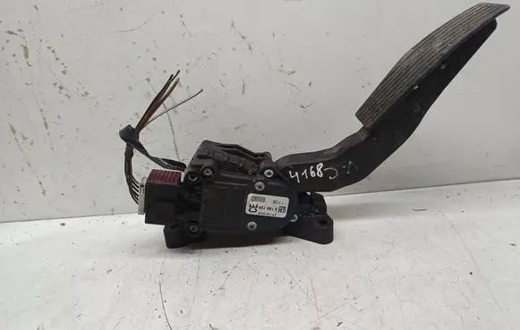 Accelerator throttle pedal
