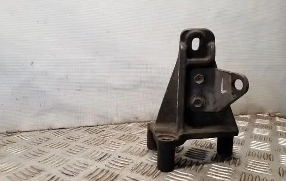 Suzuki Grand Vitara II Engine mounting bracket