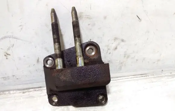 Engine mounting bracket