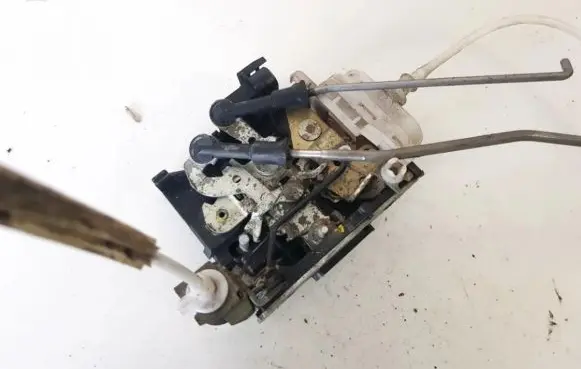 Audi A4 S4 B5 8D Front door lock 8d1837016f