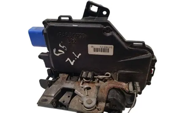 Volkswagen Golf V Rear door lock 7L0839015