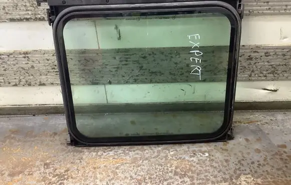 Peugeot Expert Sliding door window/glass 43R000470 DOT497
