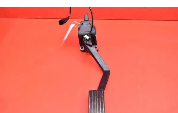 Accelerator throttle pedal
