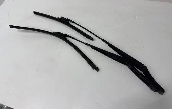 Volkswagen PASSAT B6 Front wiper blade arm