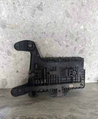 Volkswagen PASSAT B7 Battery tray 1K0915333