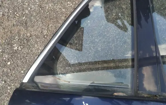 Rear vent window glass