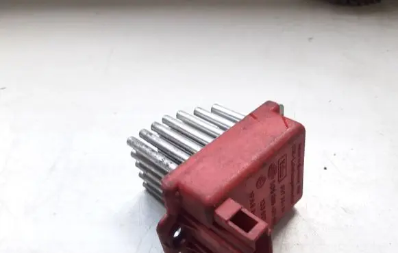 Volkswagen PASSAT B5.5 Heater blower fan relay 