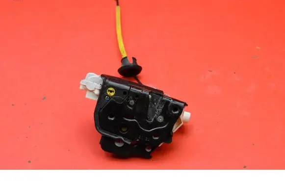 Audi A6 Allroad C5 Rear door lock 4F0839015
