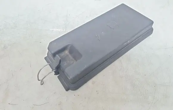 Mercedes-Benz R W251 Fuse box cover 1645400182