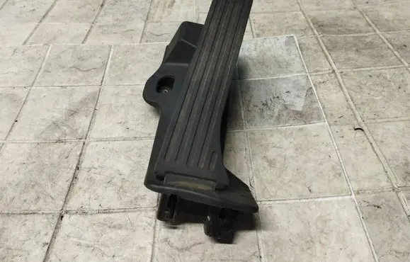 Accelerator throttle pedal