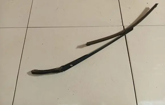 Front wiper blade arm