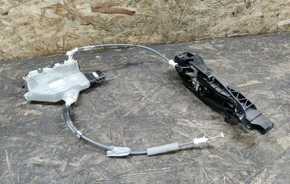 Opel Mokka B Rear door lock 9836115180