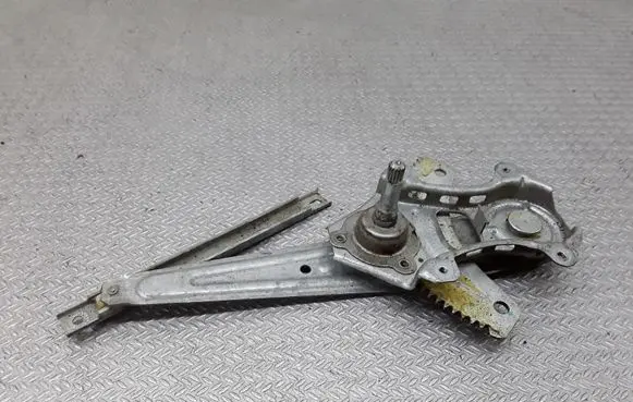 Rear door manual window regulator