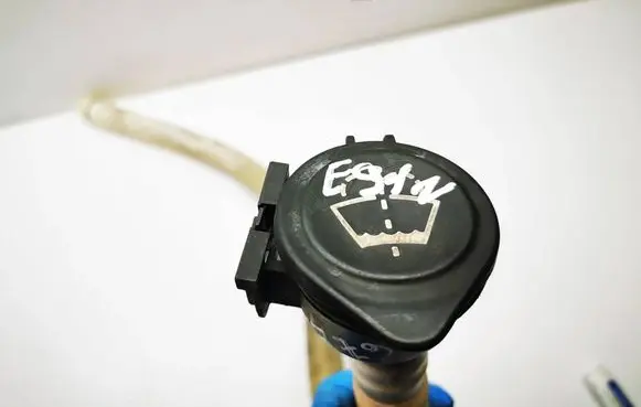 BMW 3 E90 E91 Window washer liquid tank fill tube 7075099 61667075099