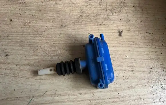 Audi 100 200 5000 C3 Central locking vacuum pump 443862153B