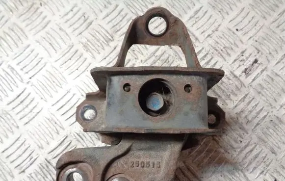 Peugeot 108 Engine mount bracket