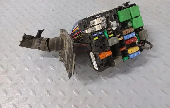 Peugeot Partner III Fuse module 9804848580