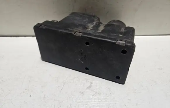 Audi 80 90 S2 B4 Central locking vacuum pump 443862257E