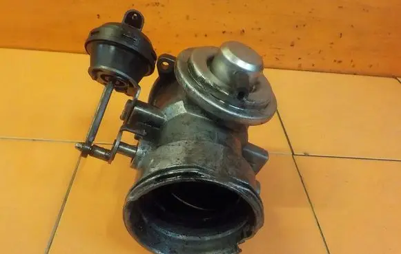 Volkswagen Touareg I EGR thermostat 300507049