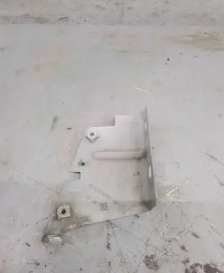 Fender mounting bracket