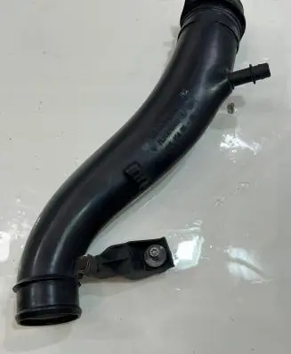 Porsche Cayenne (92A) Turbo air intake inlet pipe/hose 7L5145958B