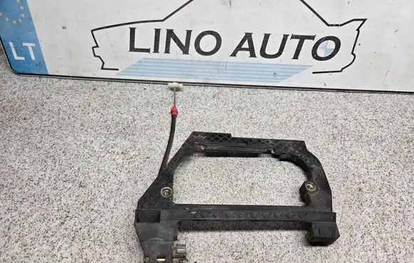 BMW 5 E39 Rear door exterior handle/bracket 51228236645