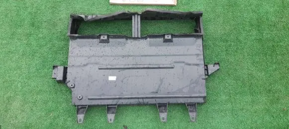 BMW iX Intercooler air guide/duct channel 8738428