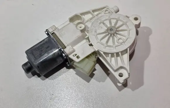 Mercedes-Benz GLK (X204) Front door window regulator motor A2048200142