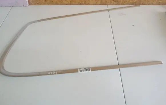 Volkswagen PASSAT B6 Front door glass trim molding