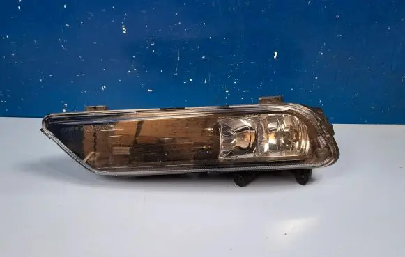 Volkswagen PASSAT B7 Front fog light 17662401